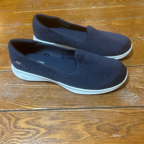 Skechers Women's On -The -Go GoGa/Max Walking Lite Shoes Navy/white Size 10 - Picture 1 of 7